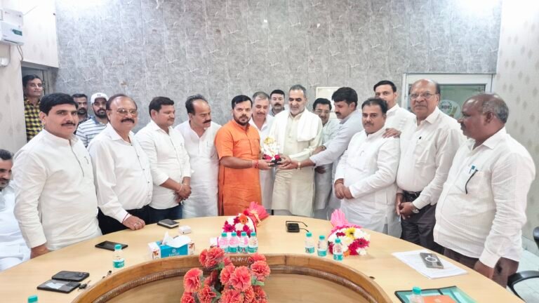 पूर्व केन्द्रीय मंत्री संजीव बालियान द्वारा जिला सहकारी बैंक मुजफ्फरनगर  मे सहकारिता के विभिन्न मुद्दो पर चर्चा –  भविष्य के कार्यकलापों का रोडमैप तैयार