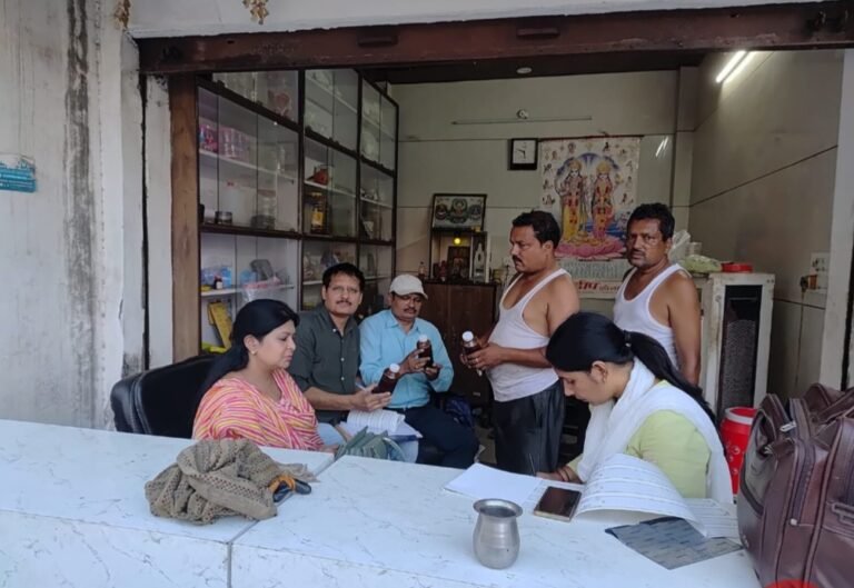 खाद्य विभाग की टीम ने चलाया छापामार अभियान, लिए नमूने