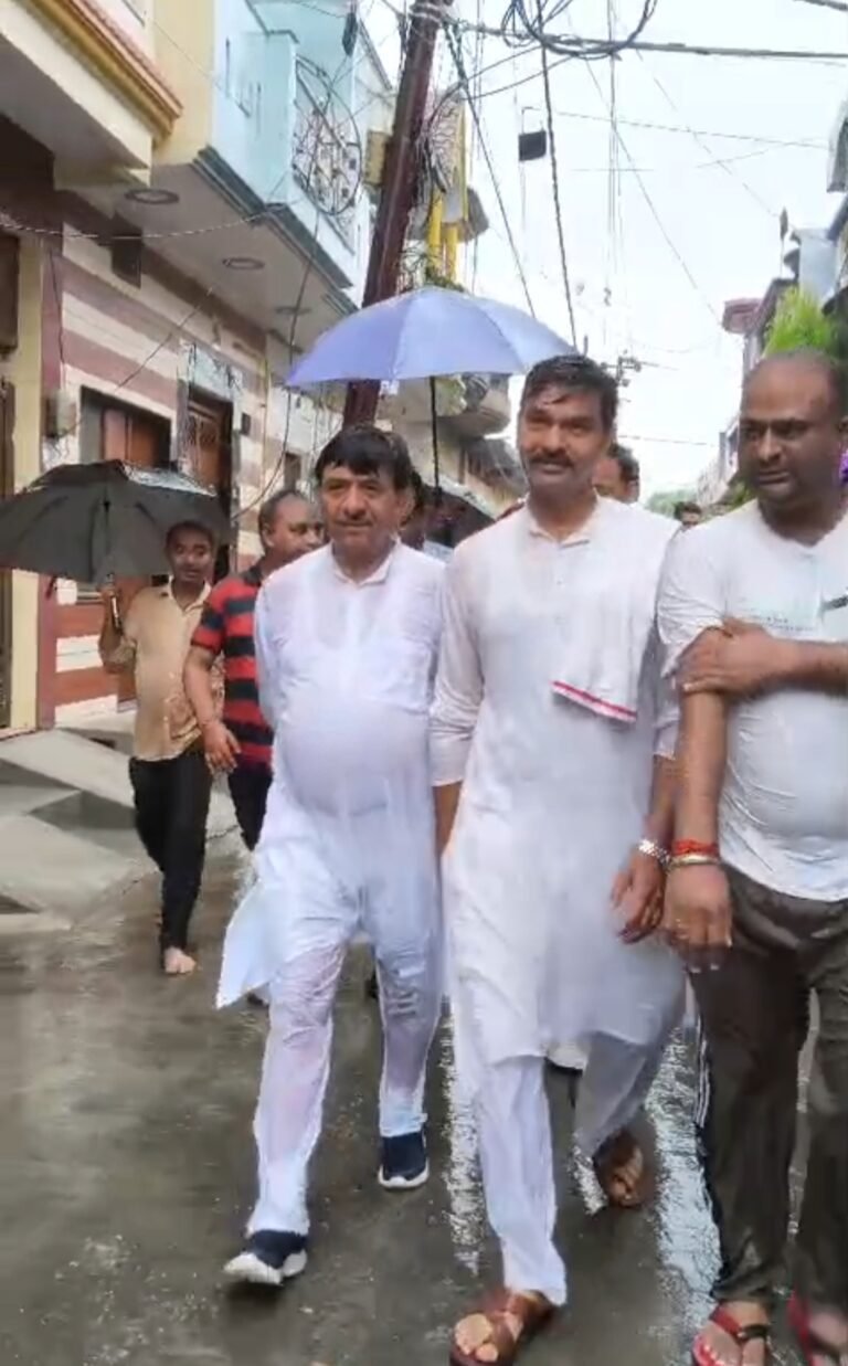 मंत्री कपिल देव ने पानी में उतरकर परखी हकीकत, पैदल व स्कूटी से किया निरीक्षण