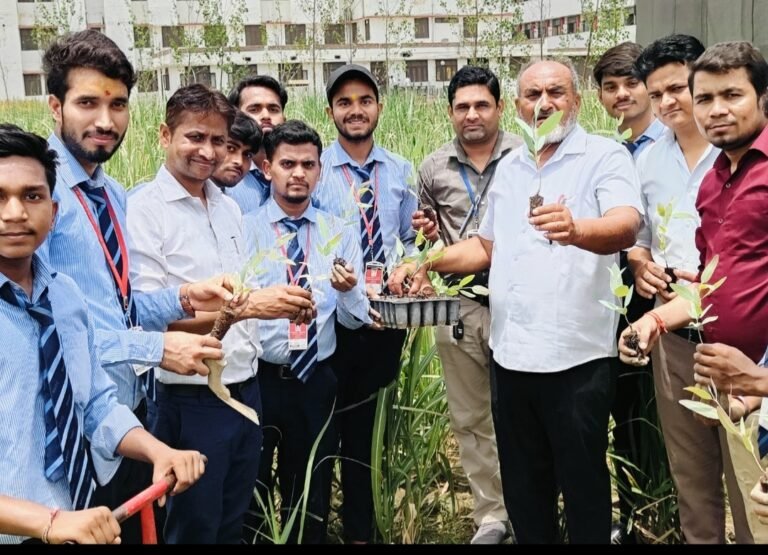 वृक्षारोपण महाअभियान के अंतर्गत श्री राम कॉलेज में रोवर-रेंजर एवं एनएसएस ने किया पौधारोपण