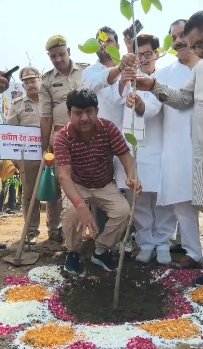 मंत्री कपिल देव ने बरगद का पौधा लगाकर किया ‘एक पेड़ माँ के नाम’ वृक्षारोपण महायज्ञ-2026 का शुभारंभ