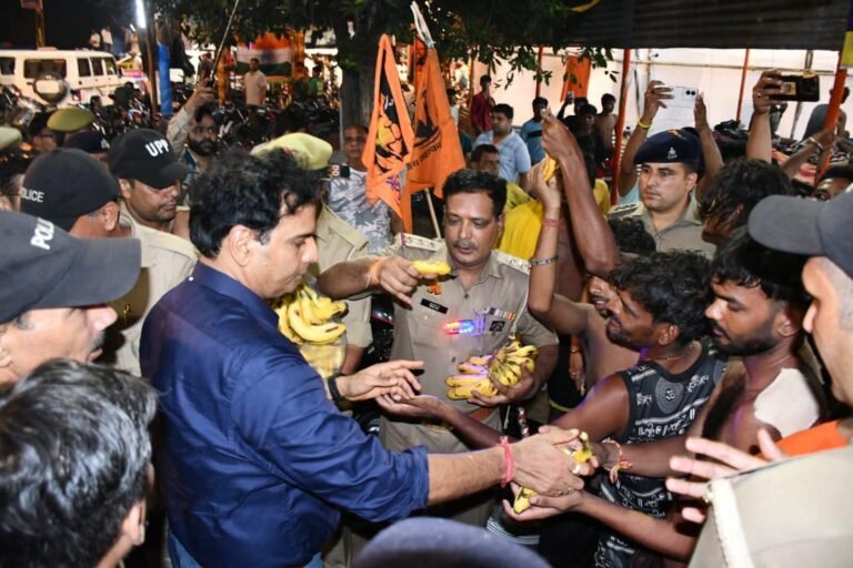 खतौली गंगनहर कांवड़ मार्ग पर एसएसपी ने की कांवड़ियों पर पुष्पवर्षा, वितरित किया जलजीरा और फल