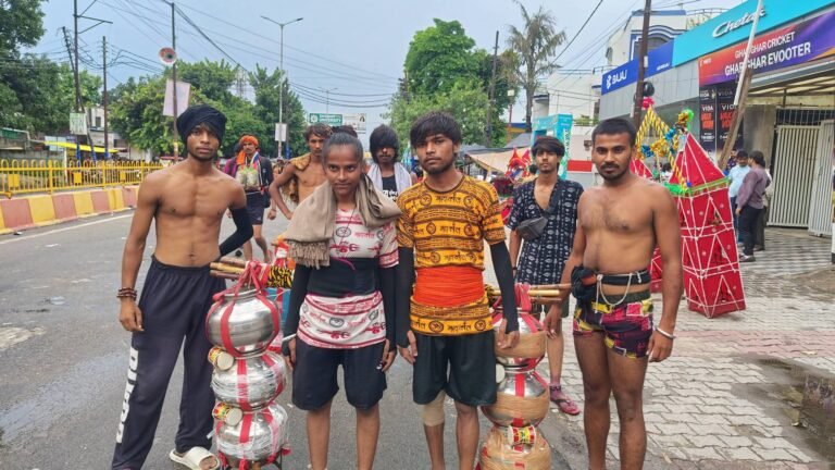 एक कांवड़ प्यार की खातिर… मन्नत बस इतनी कि घरवाले शादी के लिए मान जाएं