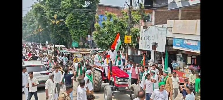 राकेश टिकैत का बड़ा ऐलान! ट्रैक्टर तिरंगा यात्रा में सरकार को चेतावनी
