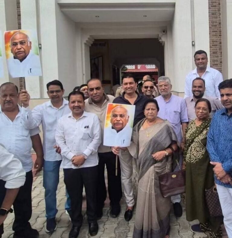 मंच शुद्धिकरण के विरोध में कांग्रेस कार्यकर्ताओं ने किया प्रदर्शन, पुलिस को तहरीर देकर कार्रवाई की मांग की