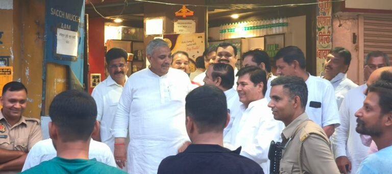 सांसद हरेंद्र मलिक के नेतृत्व में पार्टी नेताओं ने शिव चौक पहुंचकर की कांवड़ियों का पुष्प वर्षा