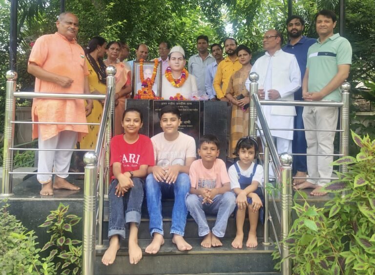 हरिद्वार में शहीदों की स्मृति में पौध वितरण, पर्यावरण संरक्षण का लिया संकल्प
