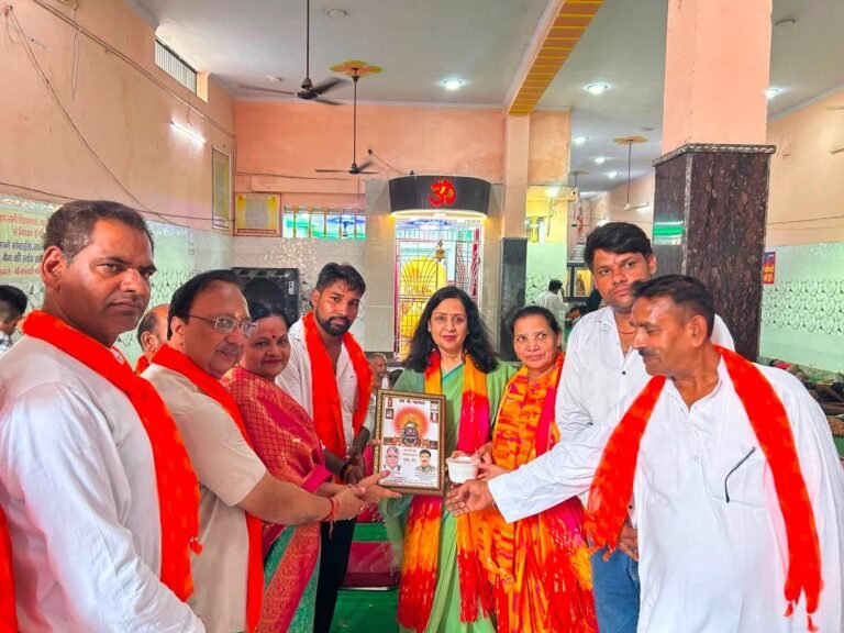 श्रावण के प्रथम सोमवार पर मां भगवती मंदिर में पालिकाध्यक्ष मीनाक्षी स्वरूप ने किया जलाभिषेक