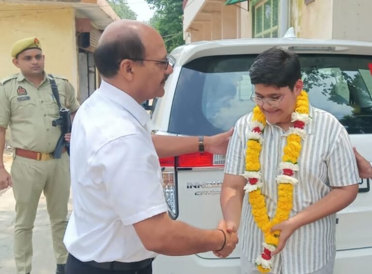 होनहार छात्र कामरान अहमद को जिलाधिकारी उमेश मिश्रा ने किया प्रोत्साहित