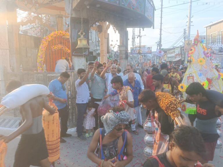 कांग्रेस नेता एवं किसान चिंतक कमल मित्तल ने शिवभक्त कांवड़ियों पर की पुष्प वर्षा