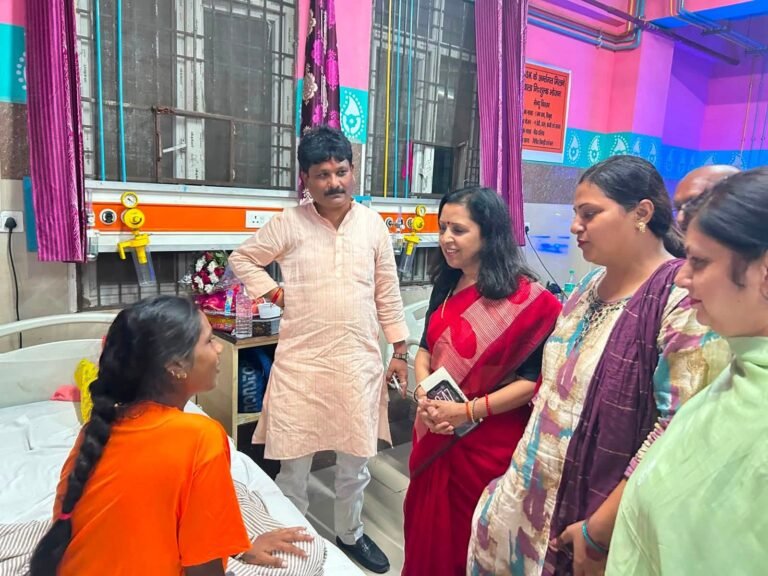 भगवान शिव से जुड़वा पुत्रों का आशीर्वाद पाने वाली महिला कांवड़िया से मिलीं मीनाक्षी स्वरूप