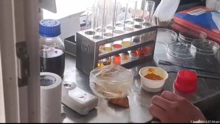 हरिद्वार कांवड़ मेले में मोबाइल टेस्टिंग वैन से की जा रही खाद्य पदार्थों की जांच