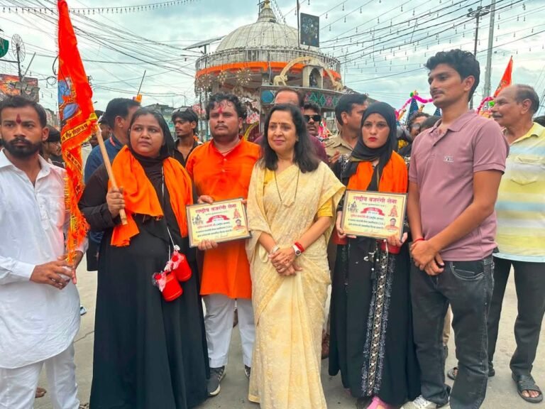 पति अमन के साथ कांवड़ लाई तमन्ना, मीनाक्षी स्वरूप ने किया शिव चौक पर अभिनंदन