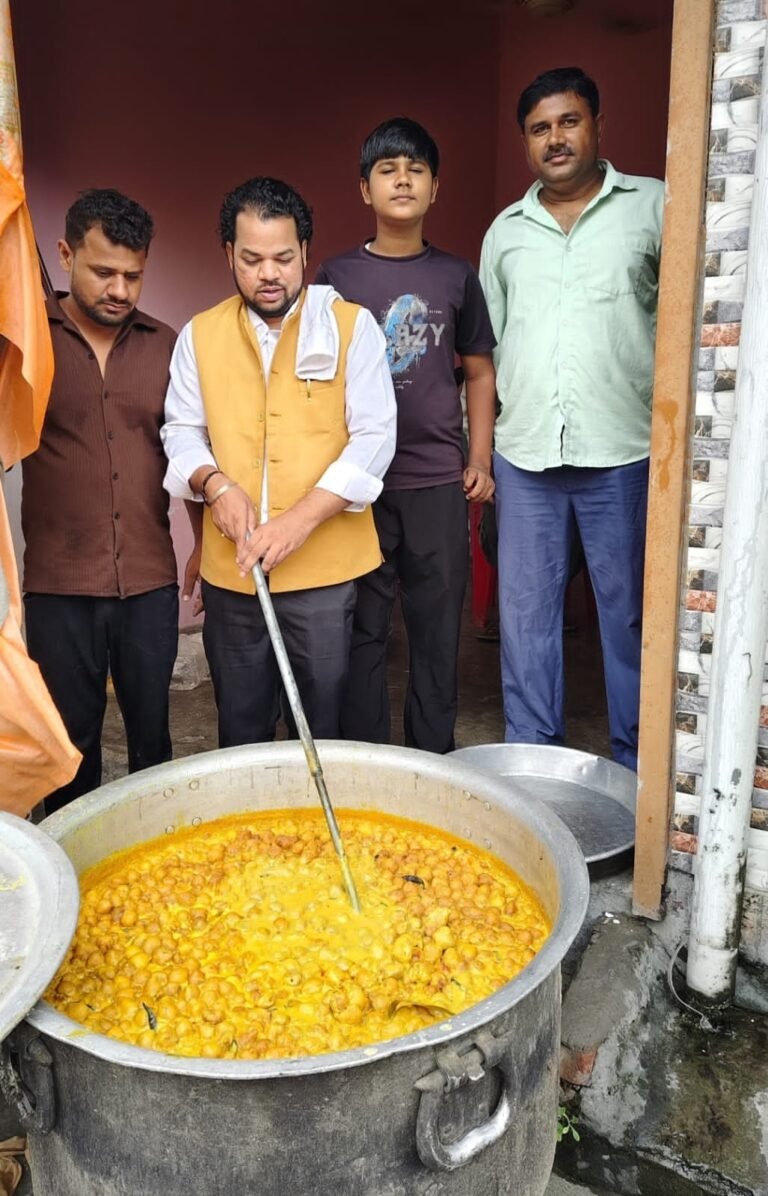 समाजसेवी कार्तिक कुमार चेयरमैन के संयोजन मे शिवभक्तों को वितरित किया भोजन प्रसाद