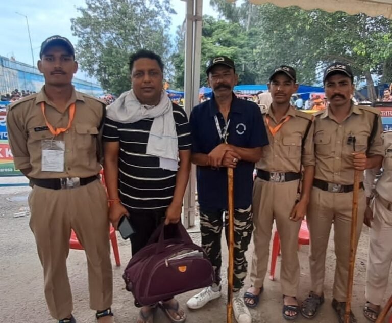 रिक्रूट पुलिस आरक्षी और ट्रैफिक वॉलंटियर ने पेश की ईमानदारी की मिसाल, यात्री का खोया बैग ढूंढकर वापस लौटाया