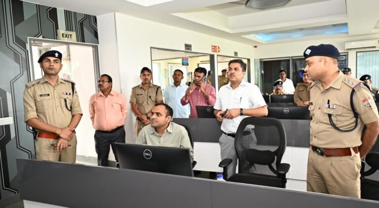 जिलाधिकारी हरिद्वार ने कंट्रोल रूम से लिया कांवड़ यात्रा व्यवस्थाओं का जायजा