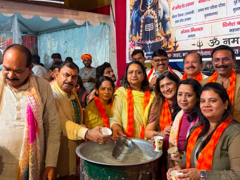 संयुक्त वैश्य अग्रवाल महासभा द्वारा लगाया गया दूध कावड शिविर