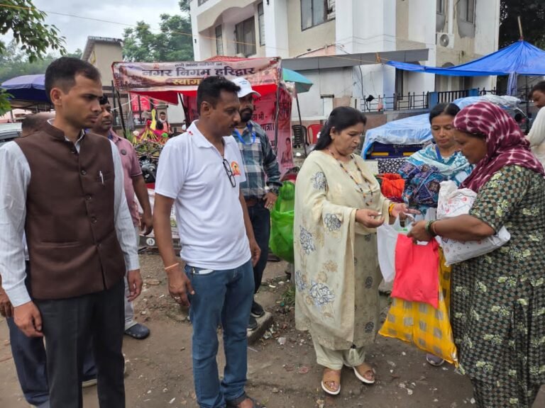 हरिद्वार मेयर किरण जैसल ने किया कांवड़ मेला क्षेत्र का निरीक्षण कांवड़ियों को वितरित किए कम्पोस्टेबल बैग