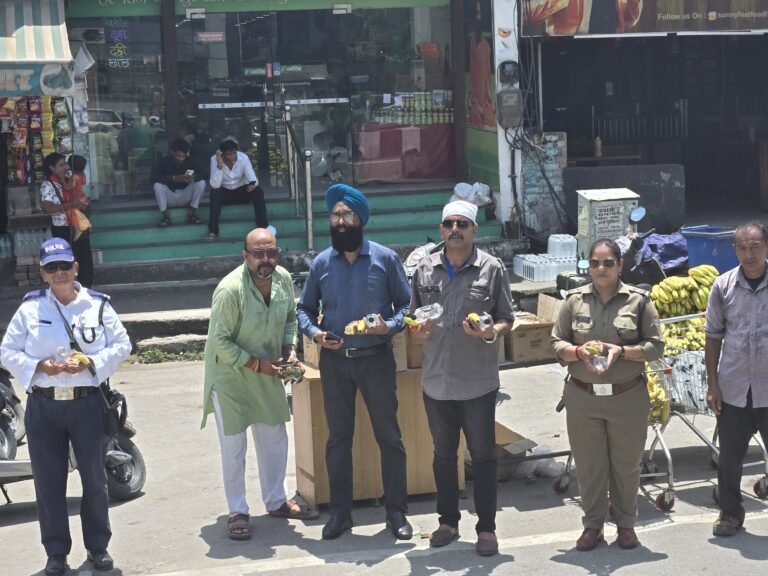 न्यू हरिद्वार चंद्राचार्य चौक व्यापार मंडल ने कांवड़ियों को शीतल जल व फल वितरित किए