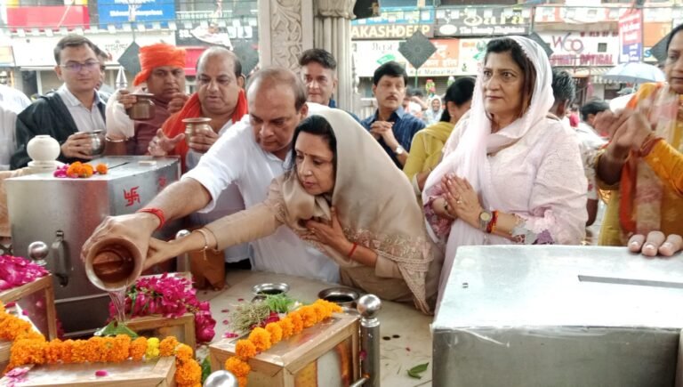 सावन के दूसरे सोमवार पर शिव चौक पहुंचीं मीनाक्षी स्वरूप ने शिव चौक पर किया जलाभिषेक