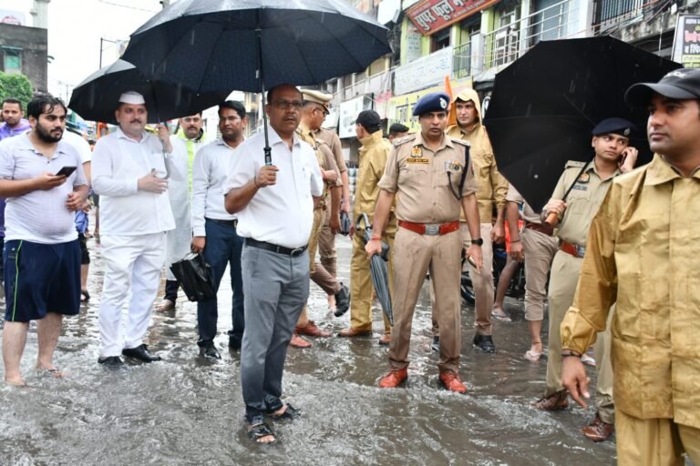 शिव चौक पर जल भराव की समस्या को प्रशासनिक अमला उतरा धरातल पर, किया निदान