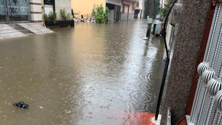 संदेश नगर कनखल में जलभराव से हाहाकार, सड़कें बनीं तालाब, घरों में कैद हुए लोग