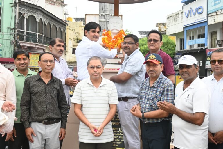पुण्य तिथि पर प्रेस क्लब ने किया आचार्य किशोरीदास वाजपेयी को नमन