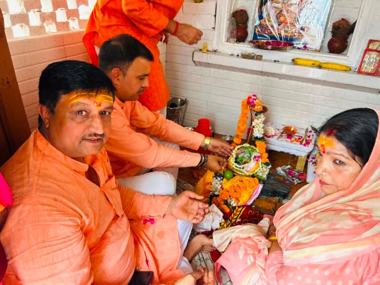 सावन की शिवरात्रि पर वर्षों से बंद पड़े बसंत भवन के शिव मंदिर में हुई पूजा अर्चना