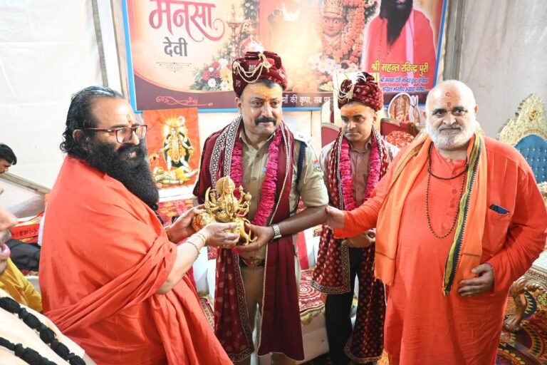 कांवड़ मेला सकुशल संपन्न होने पर अखाड़ा परिषद अध्यक्ष श्रीमहंत रविंद्रपुरी ने किया डीएम और एसएसपी को सम्मानित