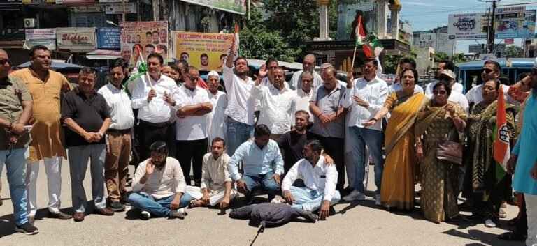 महानगर कांग्रेस कमेटी हरिद्वार ने चंद्राचार्य चौक पर लोकतंत्र विरोधी भाजपा सरकार व पुलिस प्रशासन का फूंका पुतला
