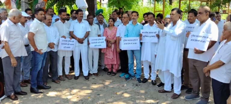 मल्ल्किार्जुन खड़गे की जनसभा में जा रहे कार्यकर्ताओं को रोके जाने के विरोध में कांग्रेस कार्यकर्ताओं ने किया प्रदर्शन