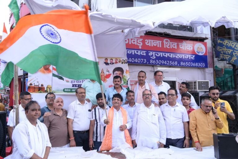 80वें स्वतंत्रता दिवस के पावन अवसर पर मंत्री कपिल देव ने तिरंगा वितरण कर शिव चौक से राष्ट्रभक्ति का दिया विराट संदेश