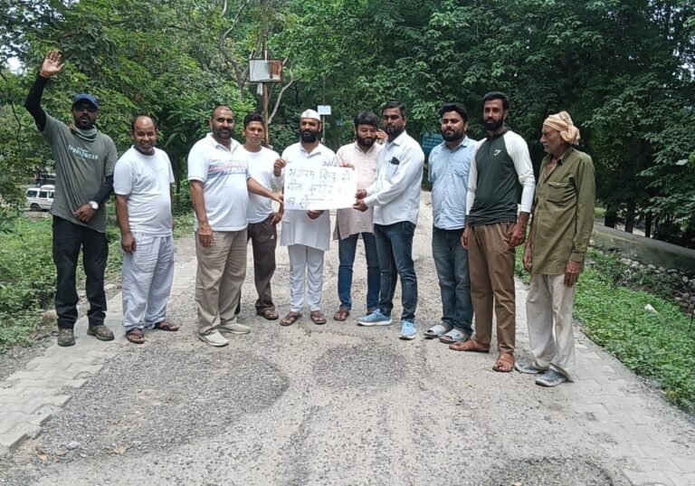 भागीरथी बिंदु से सप्तऋषि तक गंगा किनारे बने मार्ग के सौंदर्यकरण की मांग को लेकर क्षेत्रवासियों और समाजसेवियों ने किया धरना प्रदर्शन