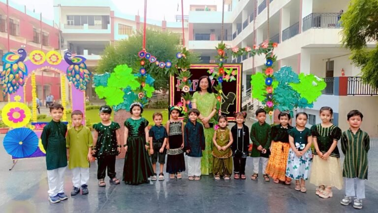 एम.जी. पब्लिक स्कूल में मना तीज का उत्सव, मेहंदी प्रतियोगिता में छात्राओं ने दिखाई प्रतिभा