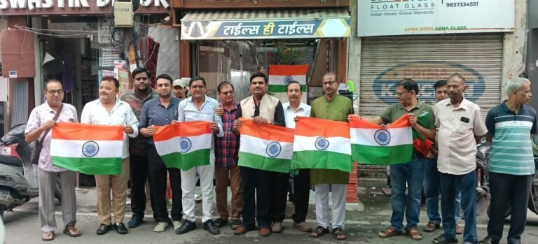 व्यापारी की आवाज व्यापार मंडल ने सदर बाजार में किया हर घर तिरंगा घर-घर तिरंगा अभियान में झंडों का वितरण