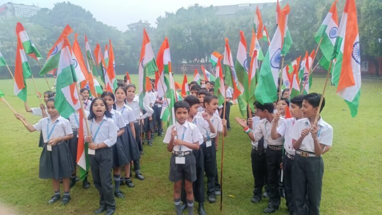 डीएस पब्लिक स्कूल के विद्यार्थियों ने हर घर तिरंगा अभियान के तहत निकाली तिरंगा यात्रा