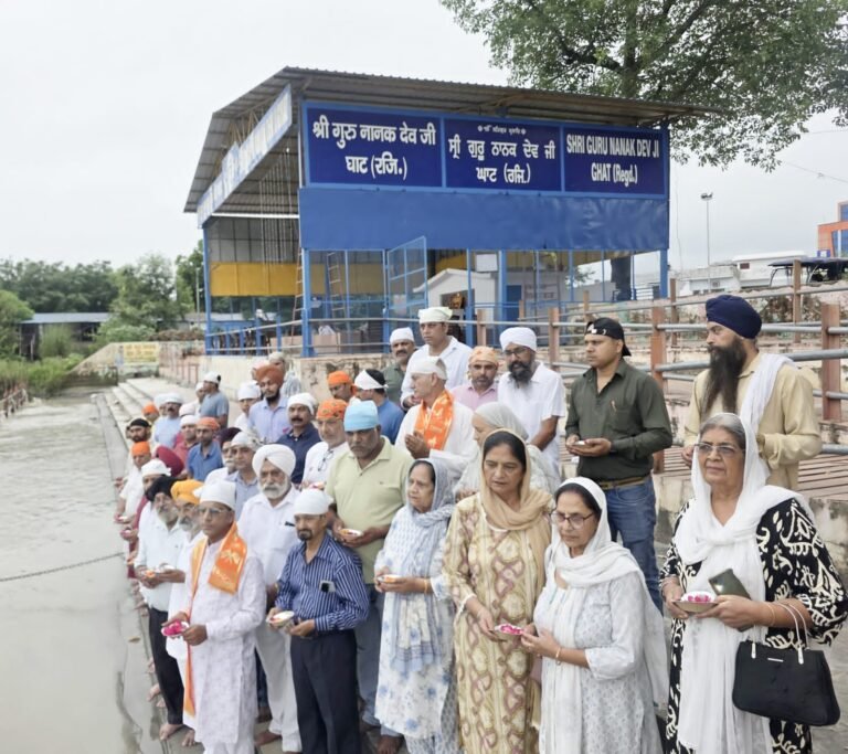 राष्ट्रीय पंजाबी महासभा ने मनाया विभाजन विभीषिका स्मृति दिवस गंगा में पुष्प अर्पित कर  दी श्रद्धांजलि