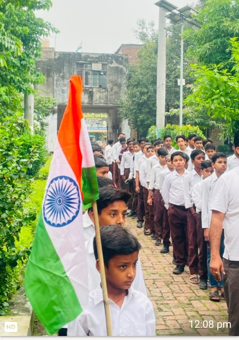 एमएम इण्टर कालेज में शान से लहराया तिरंगा