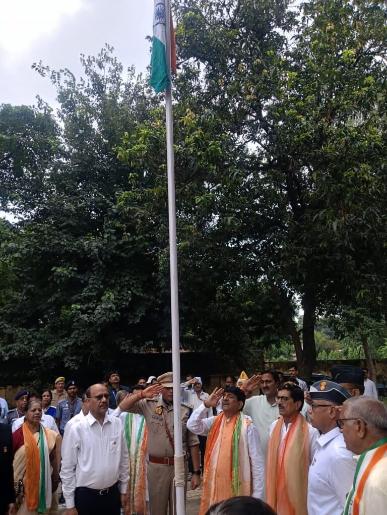 मंत्री कपिल देव ने अमर शहीद वीर सैनिकों के परिवारजनों को किया शाल व माला पहनाकर सम्मानित