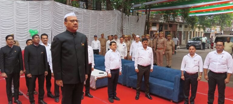 डीएम उमेश मिश्रा ने कलेक्ट्रेट परिसर में ध्वजारोहण कर किया राष्ट्र गायन
