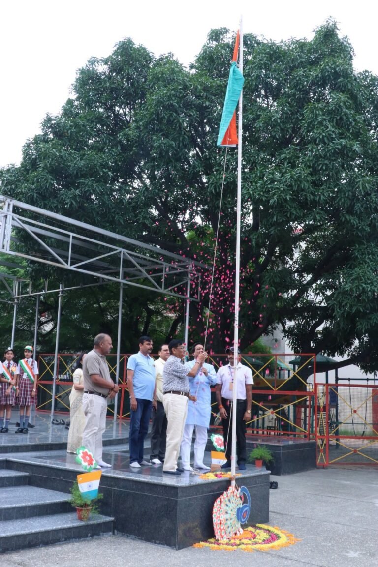 80वें स्वतंत्रता दिवस पर एमजी पब्लिक स्कूल में ध्वजारोहण