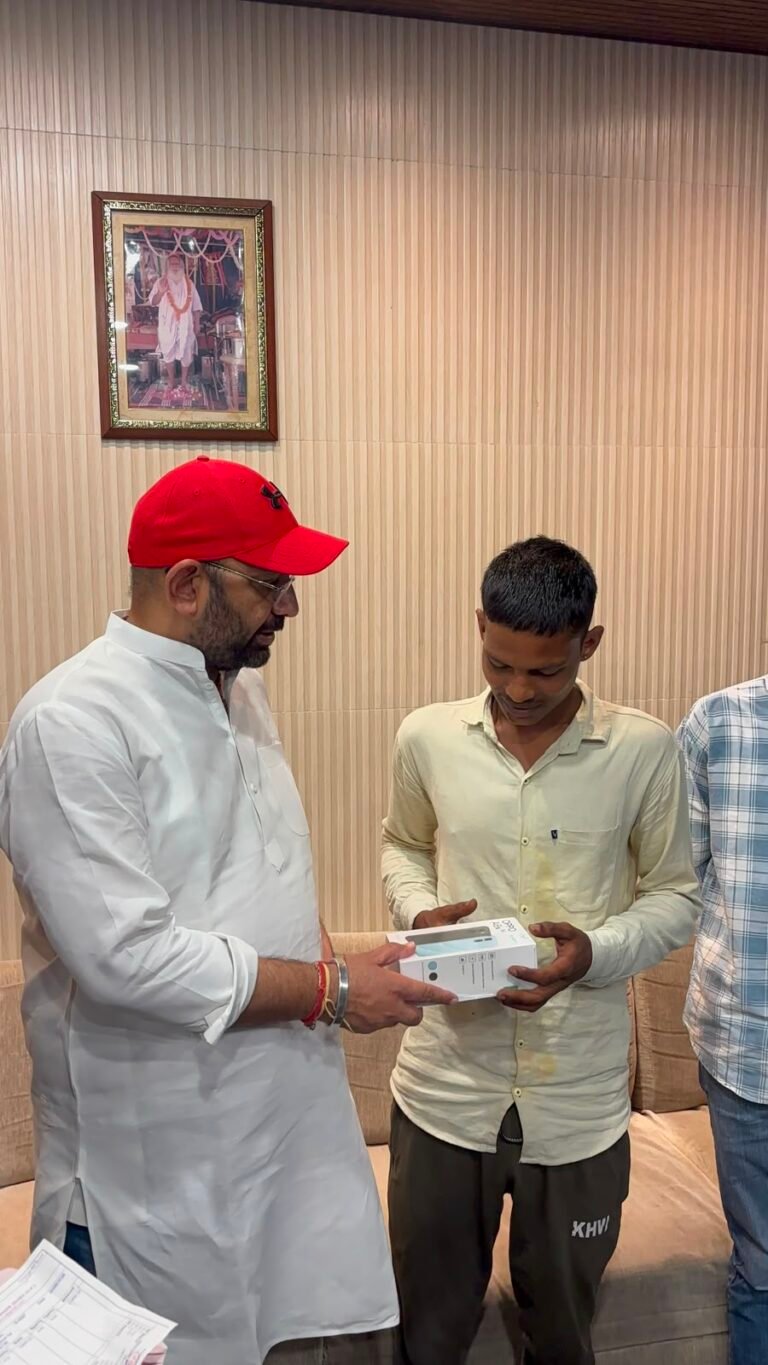 वायरल वीडियो देखकर विधायक पंकज मलिक ने डिलीवरी बॉय विशाल की मदद की, भेंट किया नया मोबाइल