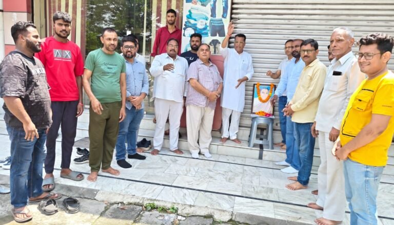कांग्रेस ओबीसी विभाग के संयोजन में कार्यकर्ताओं ने दी पूर्व प्रधानमंत्री राजीव गांधी को श्रद्धांजलि