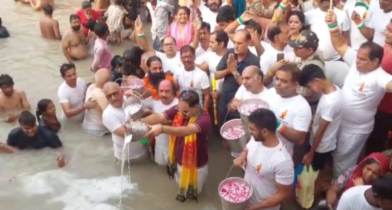 हरिद्वार में श्रद्धालुओं ने गंगा में प्रवाहित की मुलतान जोत