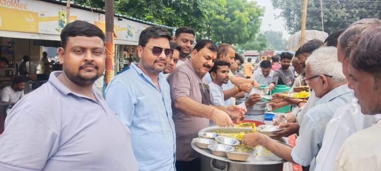 श्री मोरवीनंदन सेवा समिति ने नवीन मंडी में लगाया भंडारा