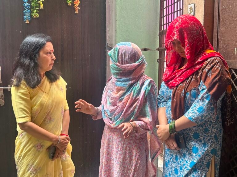 रामलीला टीला सामूहिक दुष्कर्म के पीड़ित परिवार से मिलीं पालिका अध्यक्ष मीनाक्षी स्वरूप