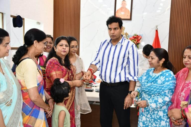वरिष्ठ पुलिस अधीक्षक को राष्ट्र सेविका समिति लक्ष्मीनगर की बहनों ने बांधी राखी