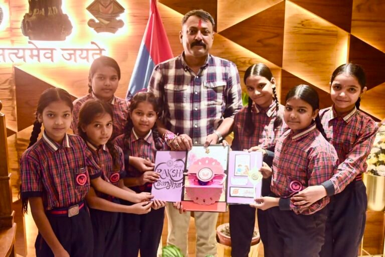 छात्राओं ने एसएसपी हरिद्वार को बांधा रक्षा सूत्र
