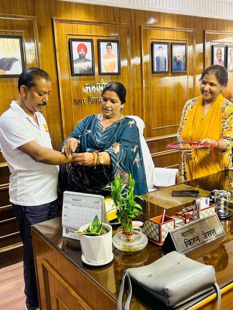 हरिद्वार मेयर किरण जैसल ने सफाई कर्मचारियों को बांधा रक्षा सूत्र