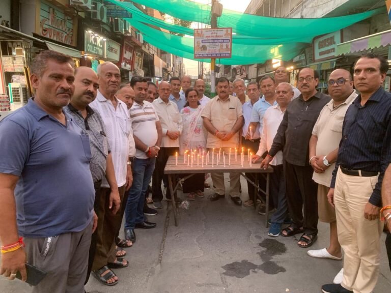 नेपाल त्रासदी में हुए हताहत मृत आत्माओं को मोमबत्ती जला कर दी श्रद्धांजलि
